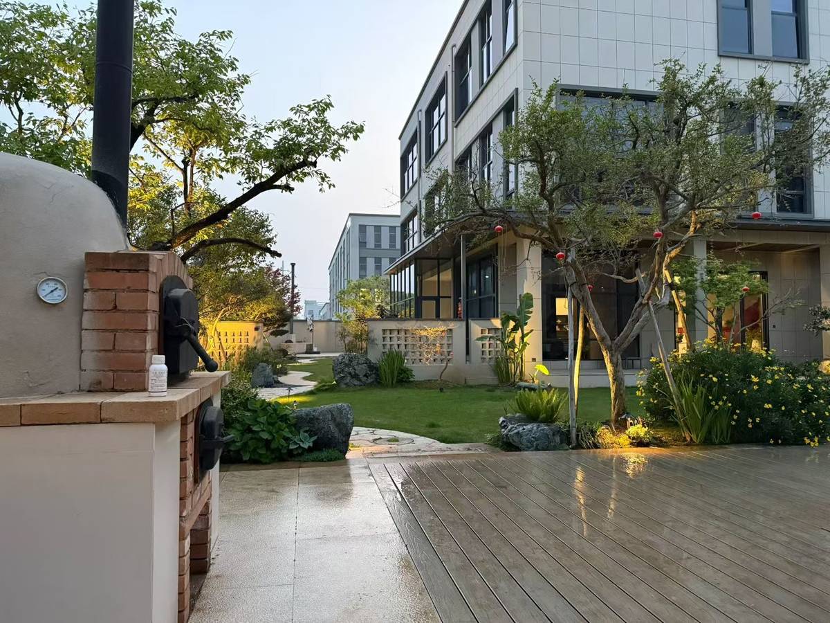 木平台向花园延伸的会叙界面