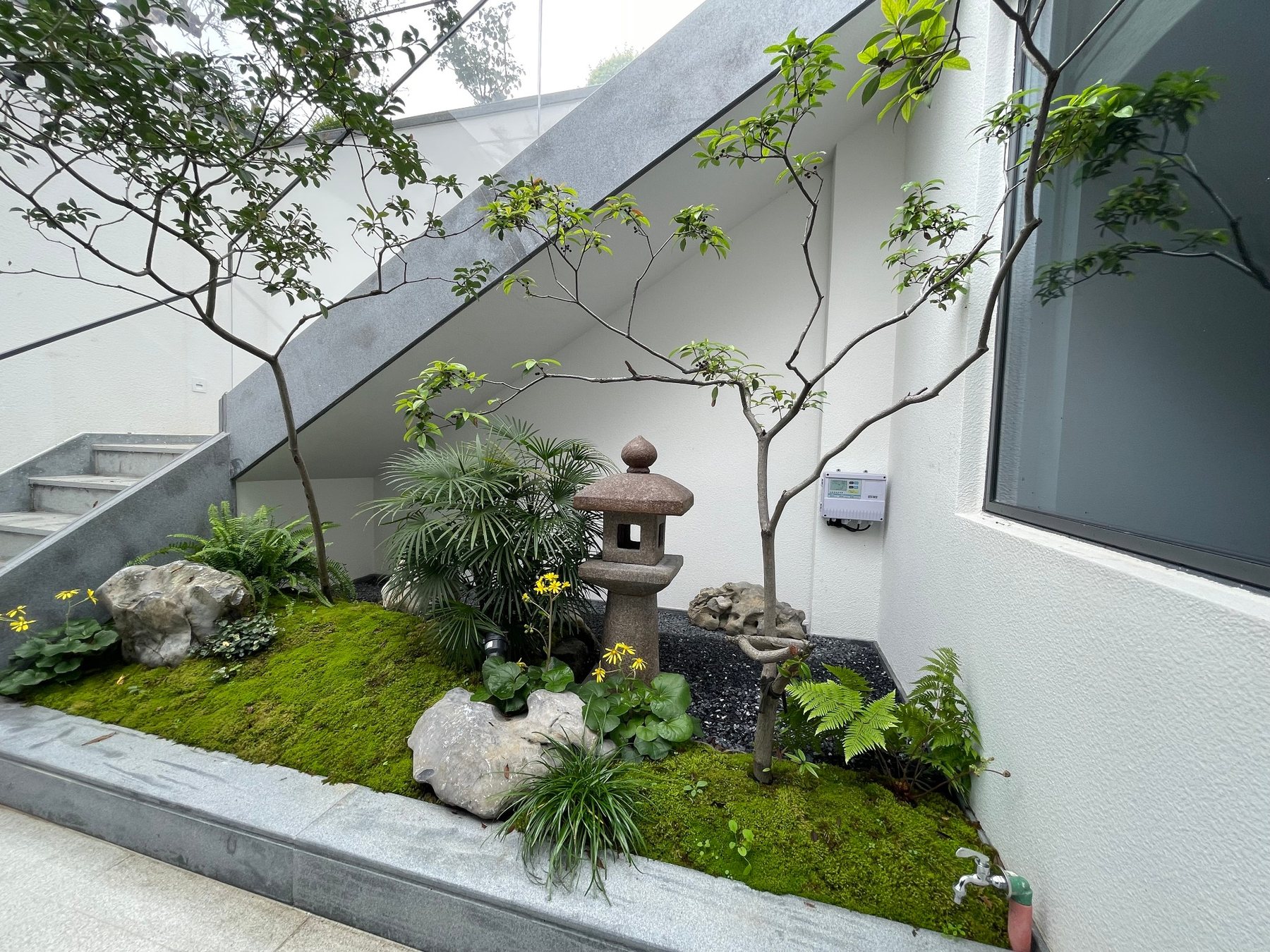 苔景与石灯庭园