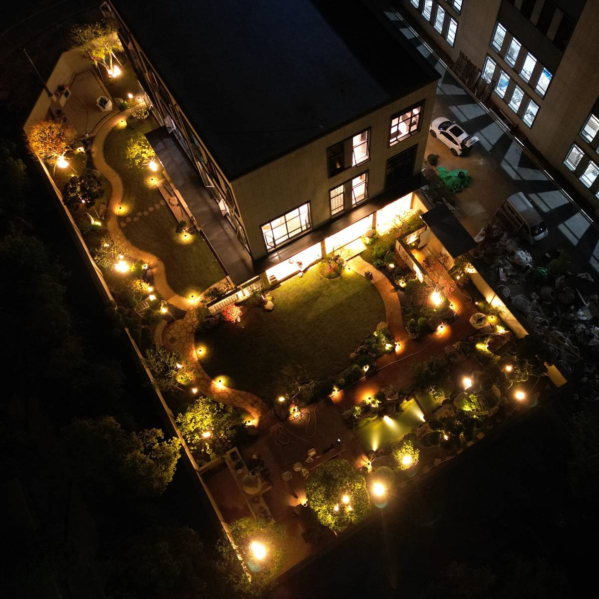 完成后的花园夜景鸟瞰