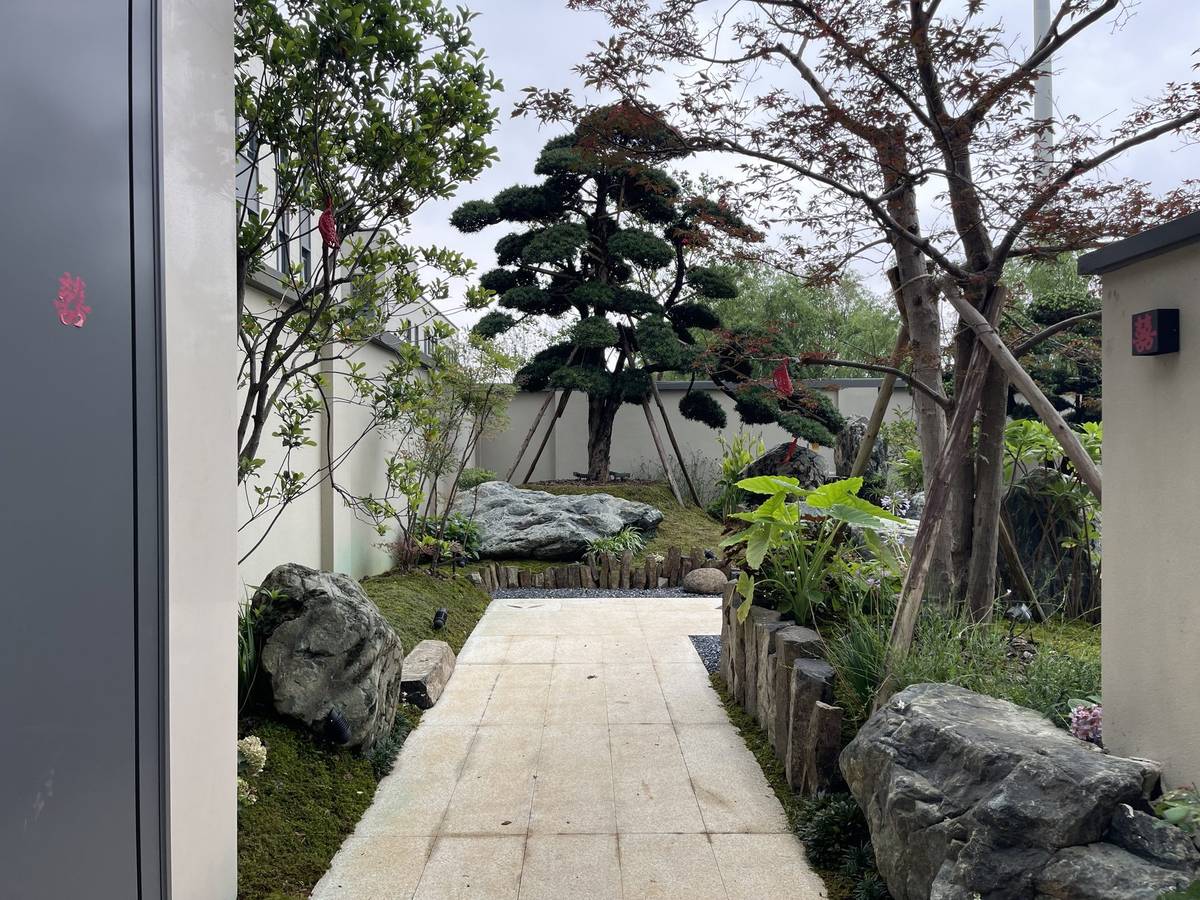 从门厅向主庭的行走视线