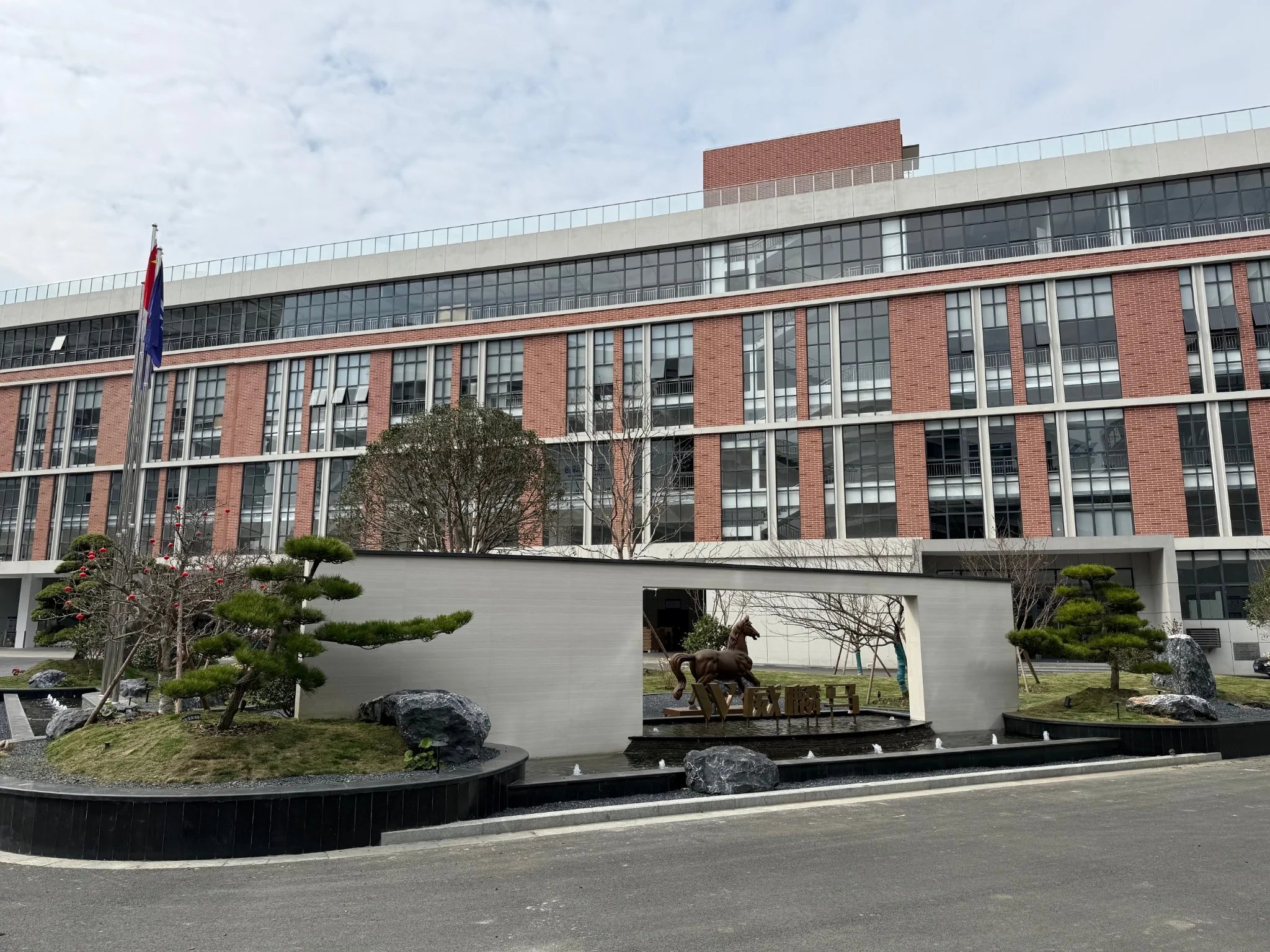 入口框景与企业马雕